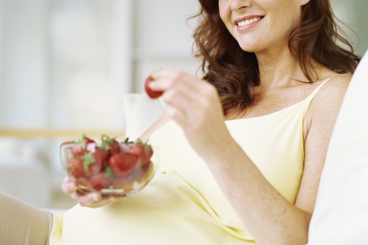 Incluir frutas en una alimentación balanceada es vital para la madre y el bebé.