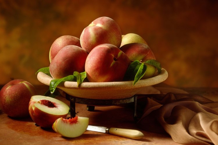 Un durazno es un postre más nutritivo que un cobbler de durazno, pero ambos pueden encajar en tu dieta.