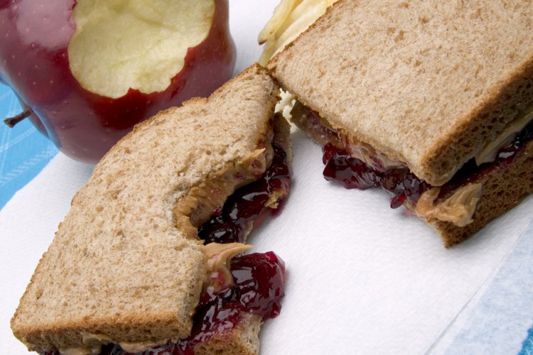 Las calorías de los sándwiches de mermelada y mantequilla de cacahuete varían dependiendo de los ingredientes que elijas.