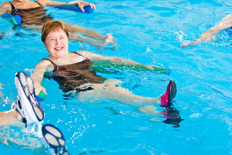Los ejercicios aeróbicos en agua ayudan a las personas con problemas de articulaciones.