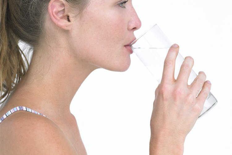 Bebe tanta agua como sea posible para mantener tu cuerpo hidratado.