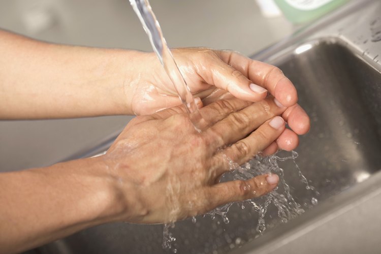 Utiliza agua fría o tibia para lavar tus manos para ayudar a evitar que se pongan secas.