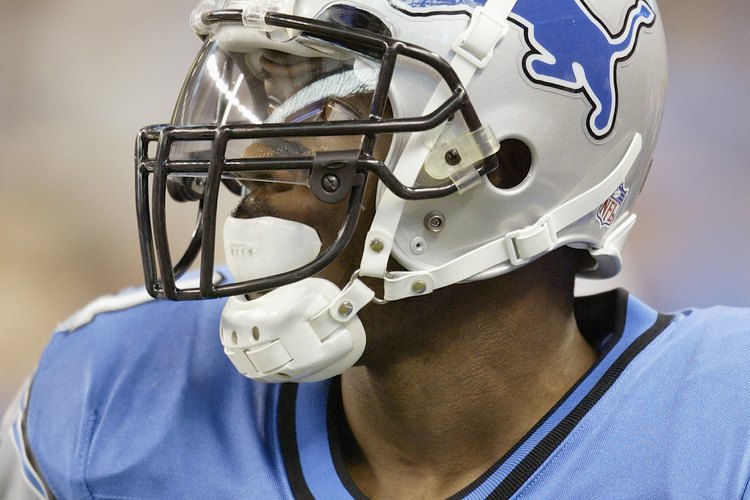 Muchos jugadores de la NFL utilizan visores transparentes para una mayor claridad.