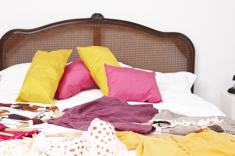 Para seguir los principios del feng shui, mantén tu cama libre de acumulaciones.