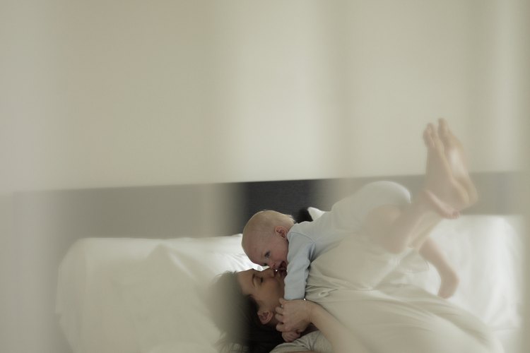 Ponte en contacto con el médico de tu hijo si los dolores de estómago de su bebé siguen durante varios días.