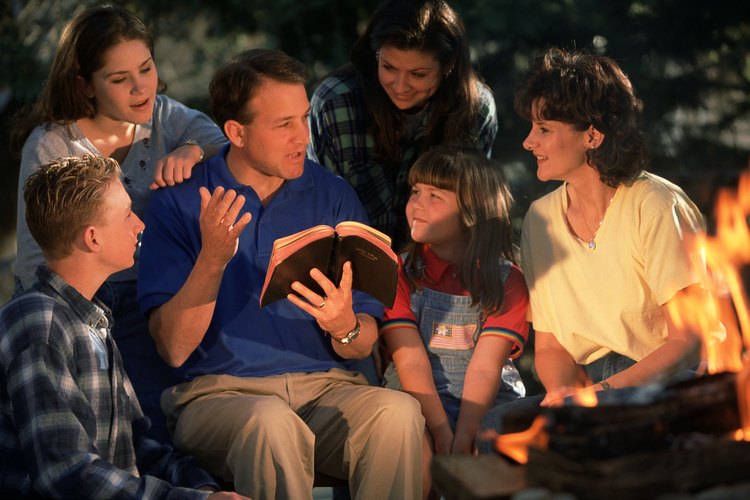 Lean la Biblia juntos en familia para buscar guía y consuelo en momentos de decepciones.