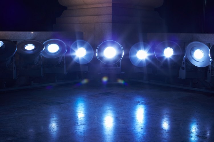 La iluminación especial en un evento puede destacar tanto atributos como defectos.