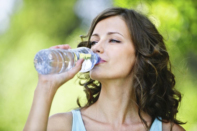 Bebe un vaso de agua la próxima vez que sientas hambre.