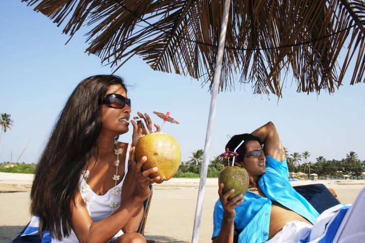 El agua de coco contiene electrolitos que te ayudan a mantenerte hidratado cuando hace calor.