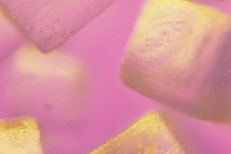 El mineral sal de cloruro de sodio tiene una estructura cúbica.