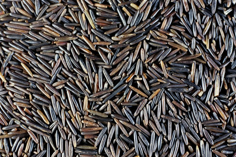 El arroz salvaje lleva más tiempo en cocinarse que el verdadero arroz, pero se prepara del mismo modo.