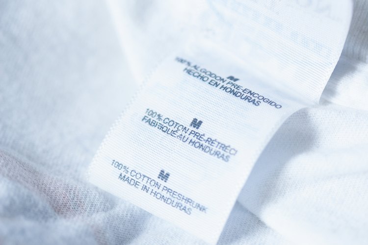 Corta la etiqueta y la tirilla de una camiseta para aumentar su apertura.