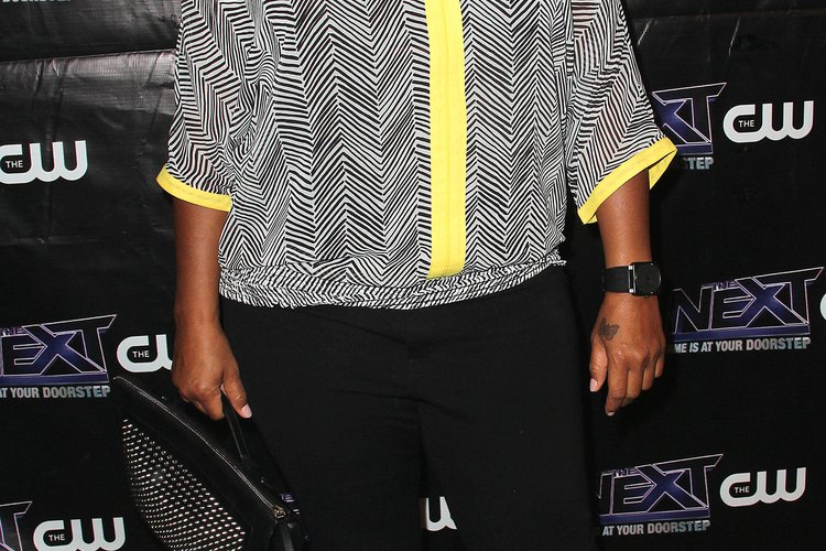 La actriz y cantante Queen Latifah asistió a la celebración del cumpleaños en CW con una blusa con bordes amarillos, llamando la atención sobre su mitad superior.
