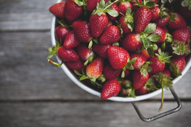Las frutillas están entre las frutas que benefician tu piel.