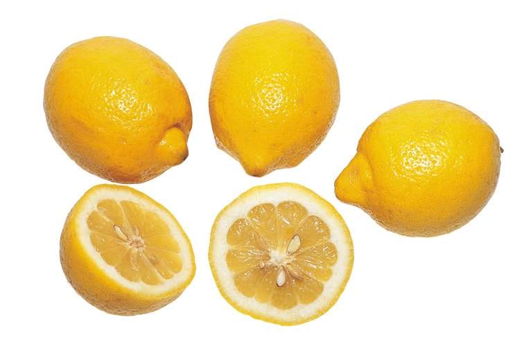 Coloca el limón en la tabla de cortar y rebánalo en secciones.