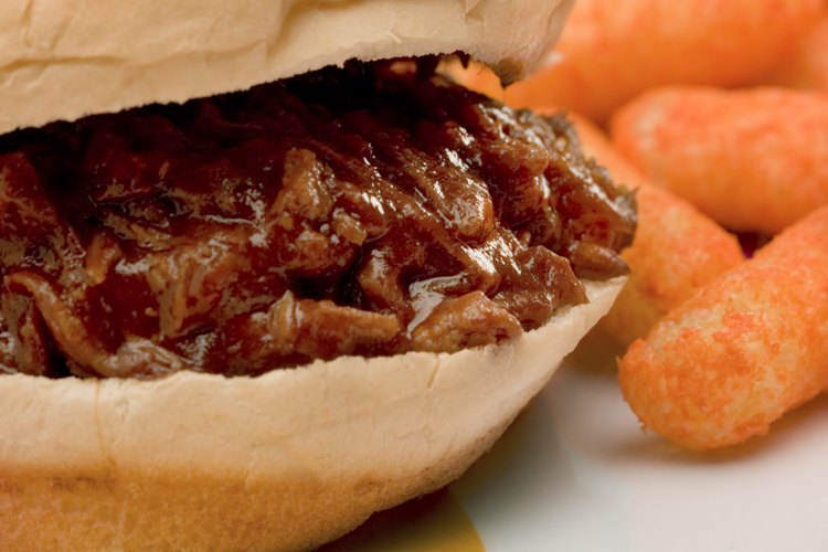 La carne de cerdo a menudo se usa para hacer sándwiches de carne de cerdo desmenuzada.