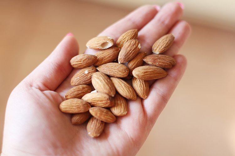 Puñado de almendras.