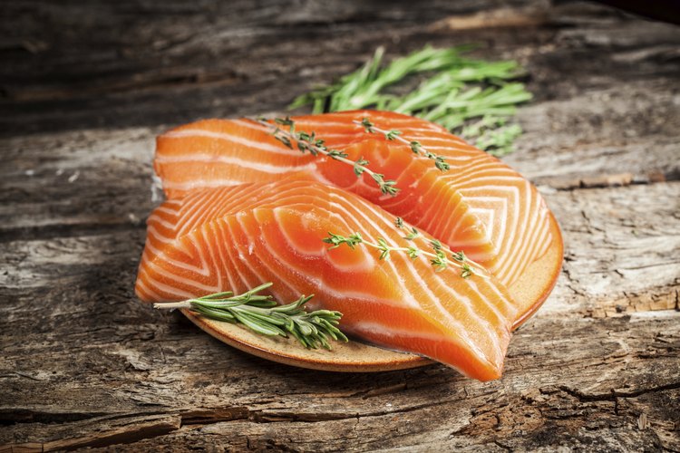 Salmón crudo sin cocinar con hierbas.