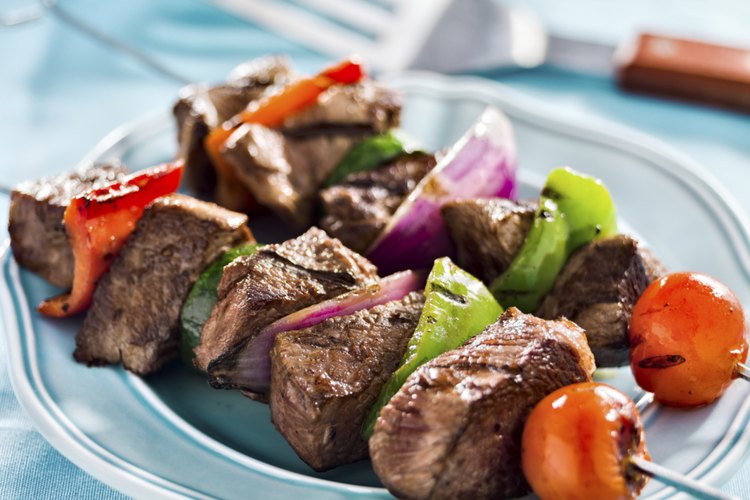 Haz brochetas de carne.