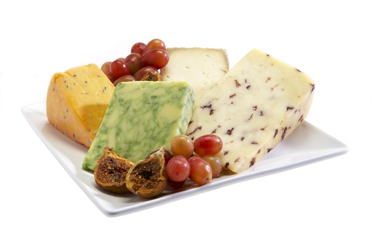 Plato de quesos con uvas.