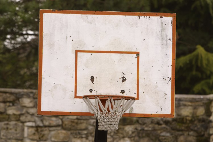 El baloncesto fue inventado en diciembre de 1891 por James Naismith.