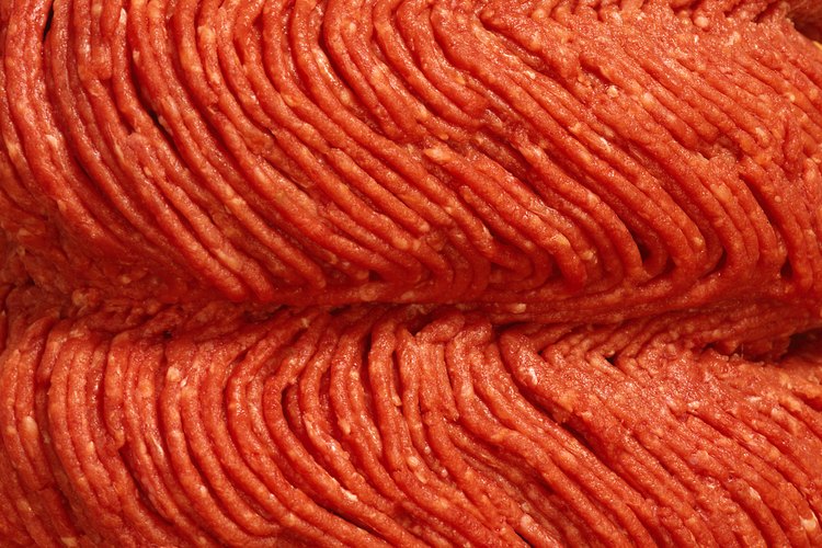 Usa carne molida para hacer tus hamburguesas bajas en colesterol.