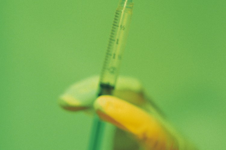 La triamcinolona es un medicamento que se puede inyectar en la piel para reducir la apariencia de las lesiones del granuloma anular.