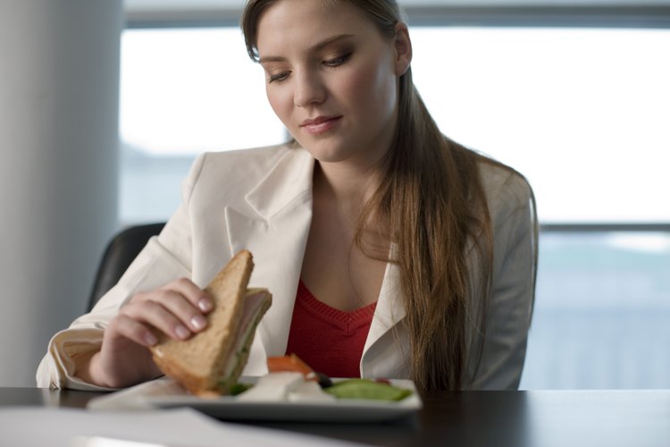 Un sándwich de atún típico tiene altos niveles de proteínas.