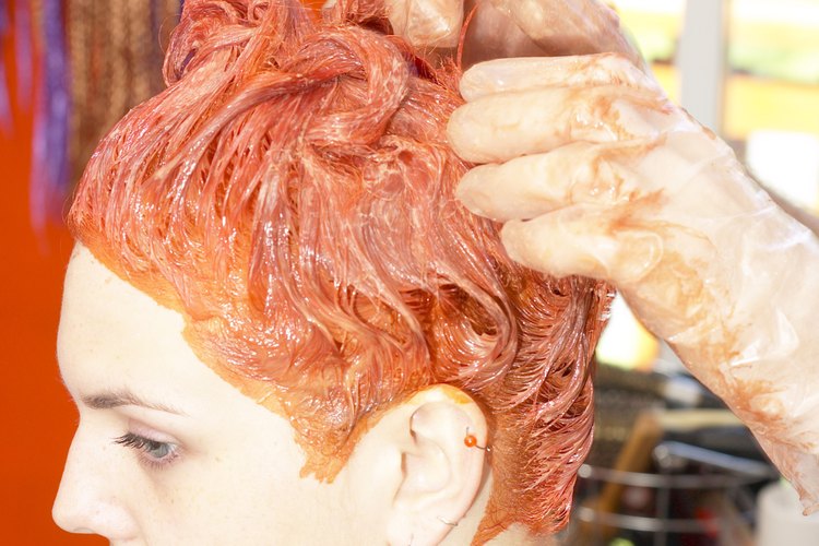 Los tintes para el cabello pueden cubrir las canas no deseadas.