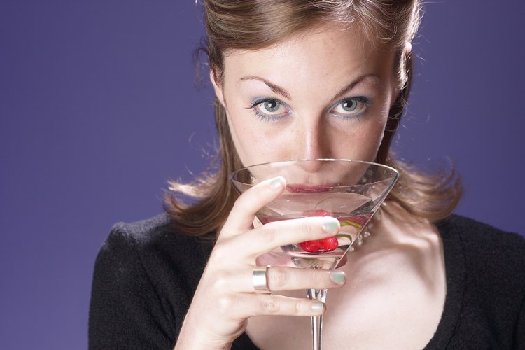 Chica bebiendo un trago