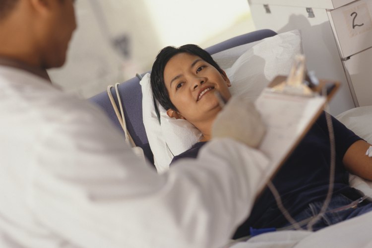 Un médico realizando un ronda de pacientes.