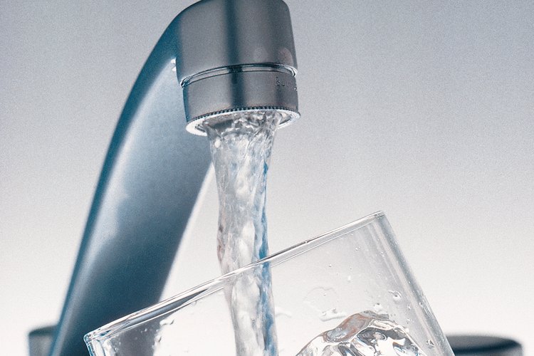 Evita tomar agua del grifo.