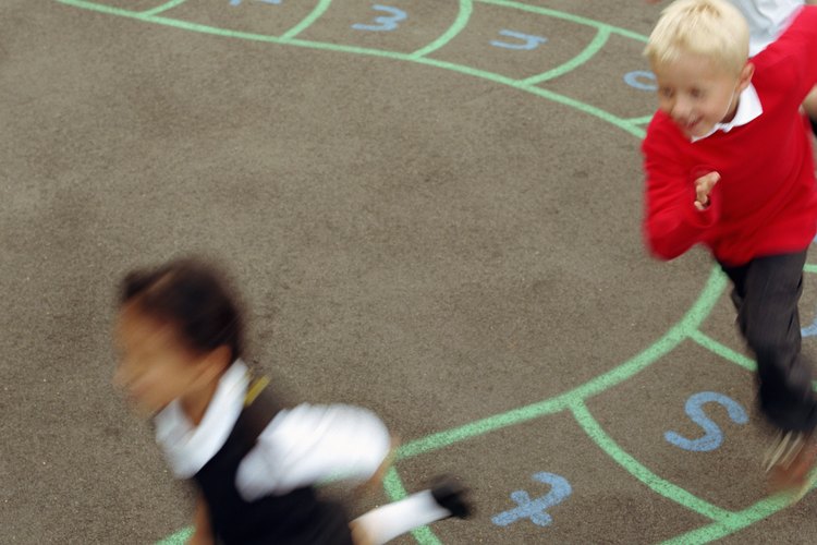 Los juegos pueden ser una manera divertida para que tu hijo pueda aprender a obedecer a las personas que están a cargo.