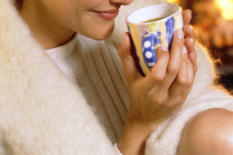 El té de raíz de regaliz es un remedio a base de hierbas dulces y calmantes para las membranas mucosas secas irritadas, tos, dolor de garganta y malestar de estómago.