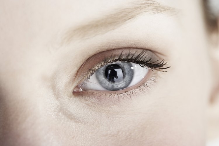 Los ojos cansados parecen ser menos blancos.