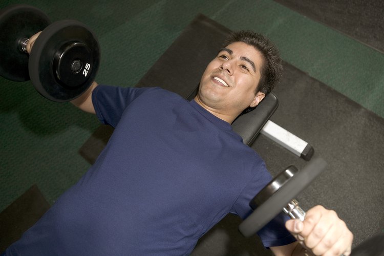 El entrenamiento de circuitos quema más calorías por hora que los tradicionales levantamientos de pesas.