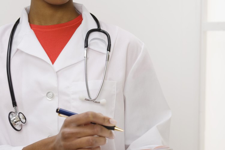 Los síntomas de accidente cerebrovascular, como la ceguera repentina, dolor de cabeza repentino, vómitos, mareos con o sin desmayos, debilidad repentina en los miembros o problemas del habla requieren atención médica inmediata.