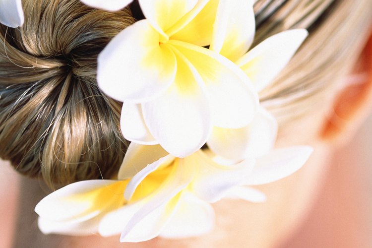 Arregla tu moño añadiendo flores, broches para el cabello u otros accesorios.