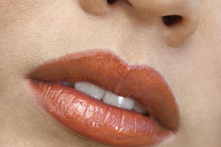 Elimina los puntos negros de los labios.