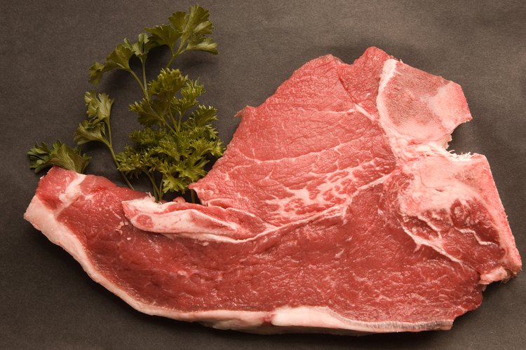 Cocina las chuletas de cerdo en el horno luego de sellarlas en la estufa para conseguir un resultado más jugoso y dorado.