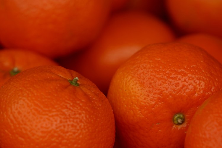El ácido cítrico, derivado de las frutas cítricas, puede aclarar y tonificar la piel cuando se incluye en productos de belleza caseros.