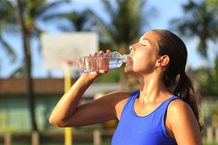 Beber mucha agua puede alterar las concentraciones de sodio en tu cuerpo.