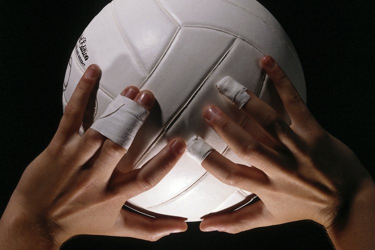La pelota debe rebotar de las manos o sino el acarreo será cobrado.