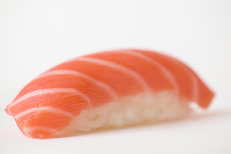 Siempre refrigera o congela el salmón crudo.