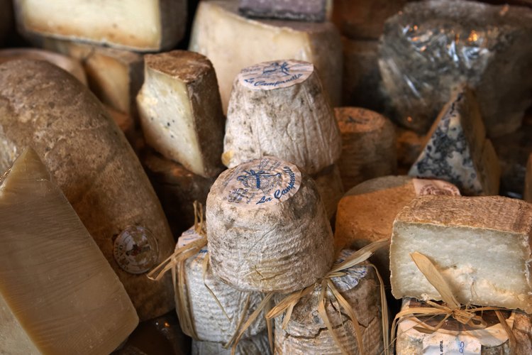 Dado que el queso es rico en proteínas y grasa, tiende a ser muy bajo en hidratos de carbono.