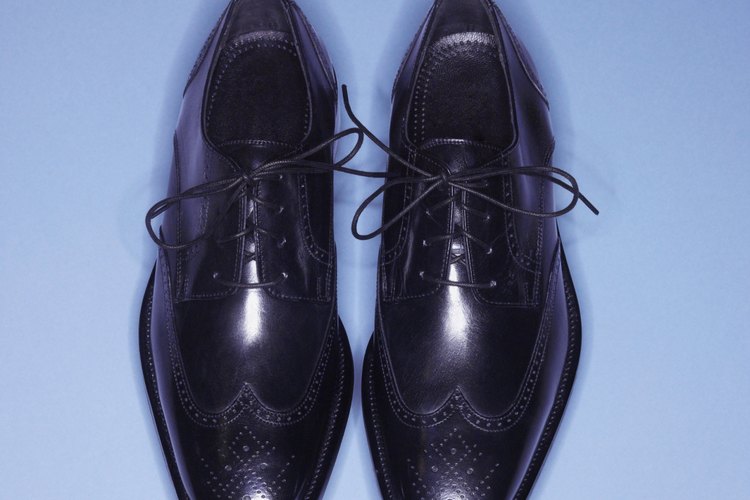 Protege los zapatos de cuero impermeabilizándolos periódicamente.