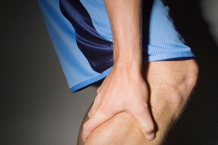 Ciertas vitaminas y minerales pueden ayudar a prevenir los calambres en las piernas.