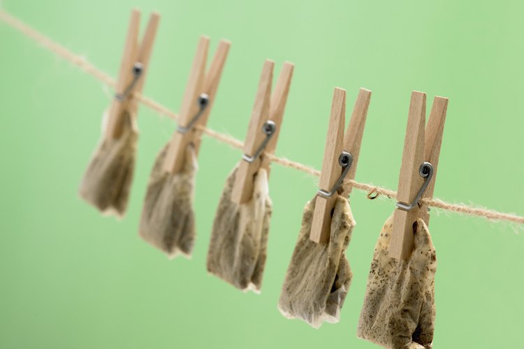 La mayoría de la gente ha oído hablar de los usos no convencionales de las bolsitas de té, como la restauración de la apariencia de ojos cansados, y que también puede ser utilizado para suavizar la piel y reducir la inflamación que se ha formado por una erupción.