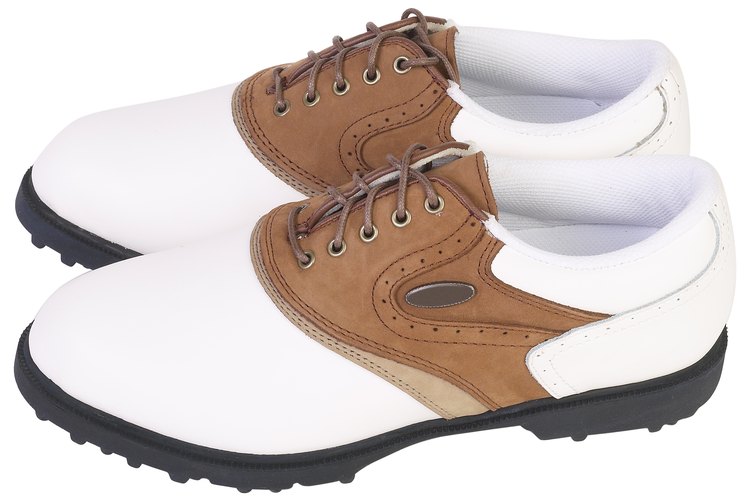 Los colores dominantes en la mayoría de los zapatos de golf son negro, marrón y blanco.