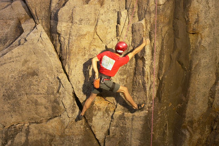 Aprender los conceptos básicos de la escalada en roca es una base sólida para el montañismo.